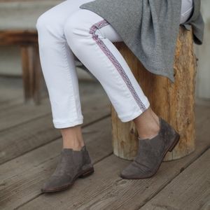 TRASK Allison Italian Suede Chelsea Boot Size 7